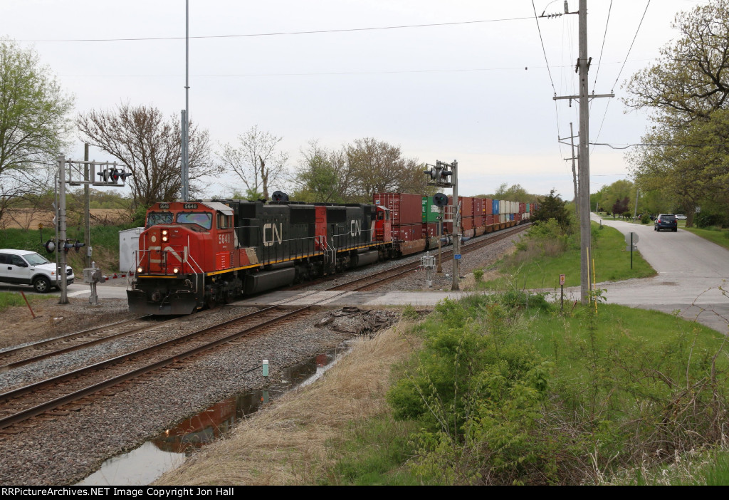 CN 5648 & 5781 lead Q116 across County Road 725W